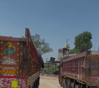 ರಸ್ತೆಗಳ ಮೇಲೆ ಲಾರಿಗಳ ದರ್ಬಾರ್