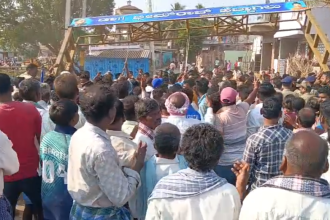 ಅಂಬೇಡ್ಕರ್ ಹೆಬ್ಬಾಗಿಲು ಸ್ಥಾಪನೆಯ ವೇಳೆ ತಡೆಯಲು ಮುಂದಾದ ಪೊಲೀಸರು: ಲೆಕ್ಕಿಸದೆ ಹೆಬ್ಬಾಗಿಲು ಸ್ಥಾಪನೆ ಮಾಡಿದ ದಲಿತರು