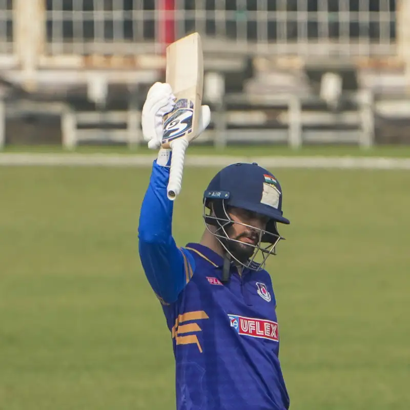 ಕ್ರಿಕೆಟಿಗ ಸಮೀರ ರಿಝವಿ ಬಲಗೈ ಸುರೇಶ್ ರೈನಾ ಅಂತೆ