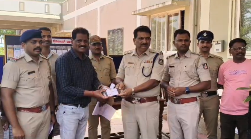 ನಿಪ್ಪಾಣಿ ಮಂಡಲ್ ಪೊಲೀಸರಿಂದ 14 ಲಕ್ಷ ರೂ ಮೌಲ್ಯದ 92 ಮೊಬೈಲ್ ವಶಕ್ಕೆಪಡೆದು ವಂಚಿತರಿಗೆ ಮರಳಿ ಹಸ್ತಾಂತರ ನಿಪ್ಪಾಣಿ ಮಂಡಲ್ ಪೊಲೀಸರಿಂದ 14 ಲಕ್ಷ ರೂ ಮೌಲ್ಯದ 92 ಮೊಬೈಲ್ ವಶಕ್ಕೆಪಡೆದು ವಂಚಿತರಿಗೆ ಮರಳಿ ಹಸ್ತಾಂತರ