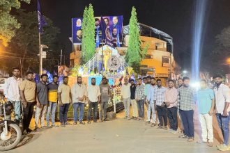 ಡಾ. ಬಾಬಾಸಾಹೇಬ ಅಂಬೇಡ್ಕರ್ ಅವರ ಮೂರ್ತಿ ಆವರಣದ ಸುತ್ತಮುತ್ತಲೂ ಸ್ವಚ್ಛತೆ ಕಾಪಾಡಿದ ಯುವಕರು.