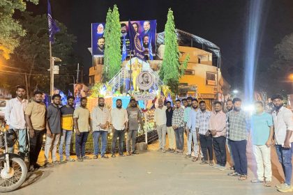 ಡಾ. ಬಾಬಾಸಾಹೇಬ ಅಂಬೇಡ್ಕರ್ ಅವರ ಮೂರ್ತಿ ಆವರಣದ ಸುತ್ತಮುತ್ತಲೂ ಸ್ವಚ್ಛತೆ ಕಾಪಾಡಿದ ಯುವಕರು.