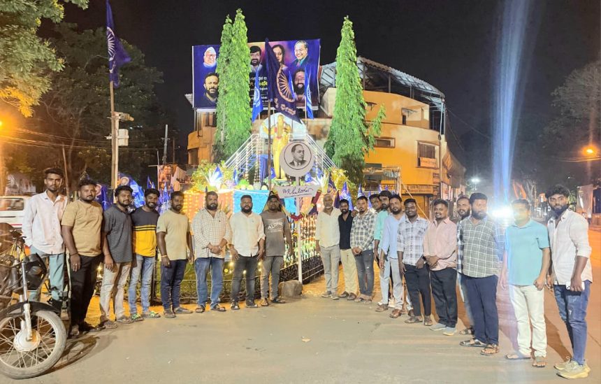 ಡಾ. ಬಾಬಾಸಾಹೇಬ ಅಂಬೇಡ್ಕರ್ ಅವರ ಮೂರ್ತಿ ಆವರಣದ ಸುತ್ತಮುತ್ತಲೂ ಸ್ವಚ್ಛತೆ ಕಾಪಾಡಿದ ಯುವಕರು.