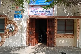 ಶಿವಪುರ ಸರ್ಕಾರಿ ಆಸ್ಪತ್ರೆಯಲ್ಲಿ ರೋಗಿಗಳಿಗೆ ‘ಚಪ್ಪಲಿ’ ನಿರ್ಬಂಧ: ಬರಿಗಾಲಿನ ಪಯಣಕ್ಕೆ ವೈದ್ಯರ ಸಾಥ್