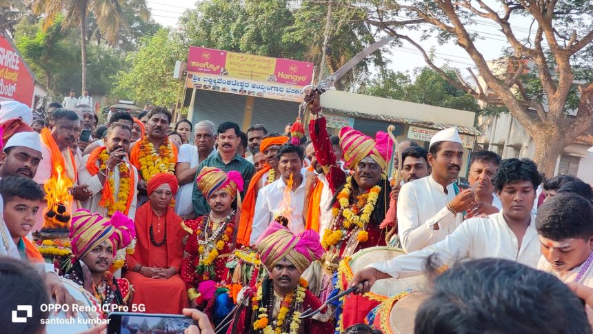 ಸವಣೂರ ಪಟ್ಟಣ ಮೂರನೇ ವರ್ಷದ ವೀರಭದ್ರೇಶ್ವರ ಗುಗ್ಗಳ ಕಾರ್ಯಕ್ರಮ.