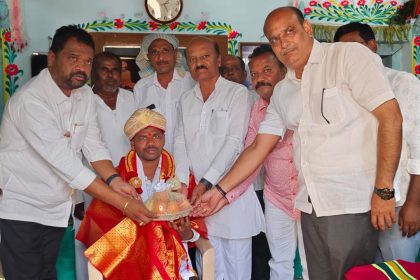 ಅಭಿಮಾನಿ ಪ್ರಶಾಂತಗೆ ಸನ್ಮಾನಿಸಿದ ಕಾಂಗ್ರೆಸ್ ಮುಖಂಡರು