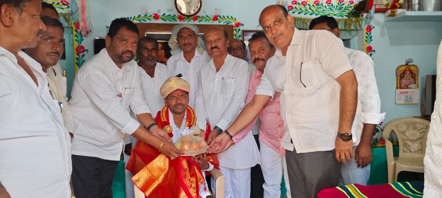 ಅಭಿಮಾನಿ ಪ್ರಶಾಂತಗೆ ಸನ್ಮಾನಿಸಿದ ಕಾಂಗ್ರೆಸ್ ಮುಖಂಡರು