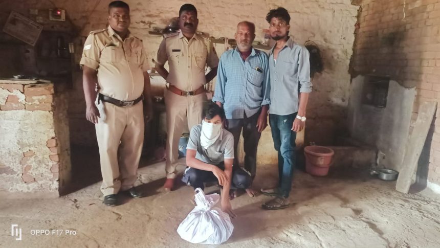 ಕಲಘಟಗಿ ಹಿರೆಹೋನ್ನಹಳ್ಳಿಯ ಗ್ರಾಮದಲ್ಲಿ ಅಕ್ರಮ ಸರಾಯಿ ಮಾರುತ್ತಿದ್ದವರ ಬಂಧನ. ಕಲಘಟಗಿ ಹಿರೆಹೋನ್ನಹಳ್ಳಿಯ ಗ್ರಾಮದಲ್ಲಿ ಅಕ್ರಮ ಸರಾಯಿ ಮಾರುತ್ತಿದ್ದವರ ಬಂಧನ.