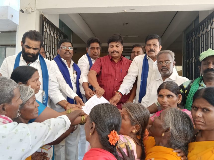 90 ವರ್ಷಗಳಿಂದ ಉಳುಮೆ ಮಾಡುತ್ತಿದ್ದ ಇನಾಂ ಜಮೀನು ಮರು ಮಂಜೂರಾತಿಗೆ ಆಗ್ರಹಿಸಿ ತಹಶೀಲ್ದಾರ್‌ಗೆ ಮನವಿ