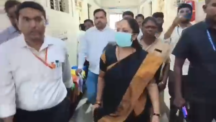 ಸರ್ಕಾರಿ ಆಸ್ಪತ್ರೆಗೆ ಮಹಿಳಾ ಆಯೋಗದ ಅಧ್ಯಕ್ಷೆ ನಾಗಲಕ್ಷ್ಮಿ ಚೌದರಿ ದಿಢೀರ್ ಭೇಟಿ : ವೈದ್ಯರ ಕಾರ್ಯವೈಖರಿಗೆ ಮೆಚ್ಚುಗೆ, ಮೂಲಸೌಕರ್ಯ ಸುಧಾರಣೆಗೆ ಸೂಚನೆ ಸರ್ಕಾರಿ ಆಸ್ಪತ್ರೆಗೆ ಮಹಿಳಾ ಆಯೋಗದ ಅಧ್ಯಕ್ಷೆ ನಾಗಲಕ್ಷ್ಮಿ ಚೌದರಿ ದಿಢೀರ್ ಭೇಟಿ : ವೈದ್ಯರ ಕಾರ್ಯವೈಖರಿಗೆ ಮೆಚ್ಚುಗೆ, ಮೂಲಸೌಕರ್ಯ ಸುಧಾರಣೆಗೆ ಸೂಚನೆ