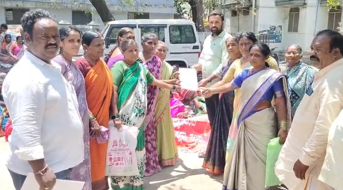 ವಿವಿಧ ಹಕ್ಕುಗಳಿಗೆ ಒತ್ತಾಯಿಸಿ ಒಂಟಿ ಮಹಿಳೆಯರ ಸಂಘದಿಂದ ಮನವಿ. ವಿವಿಧ ಹಕ್ಕುಗಳಿಗೆ ಒತ್ತಾಯಿಸಿ ಒಂಟಿ ಮಹಿಳೆಯರ ಸಂಘದಿಂದ ಮನವಿ.