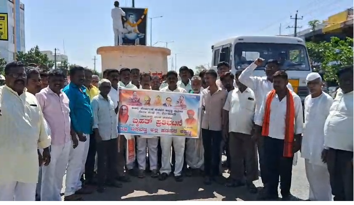 ಹಡಪದ ಅಪ್ಪಣ್ಣ ಸಮಾಜದ ಸ್ವಾಭಿಮಾನಕ್ಕೆ ಮತ್ತು ಆತ್ಮ ಗೌರವಕ್ಕೆ ಅವಮಾನ. ಹಡಪದ ಅಪ್ಪಣ್ಣ ಸಮಾಜದ ಸ್ವಾಭಿಮಾನಕ್ಕೆ ಮತ್ತು ಆತ್ಮ ಗೌರವಕ್ಕೆ ಅವಮಾನ.