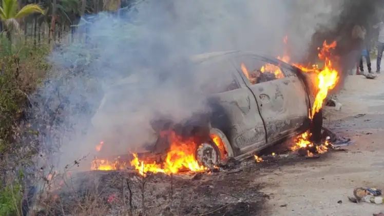 ಭೀಕರ ಅಪಘಾತಕ್ಕೆ ಹೊತ್ತಿ ಉರಿದ ಕಾರು : ಮೂವರು ಸಜೀವ ದಹನ 