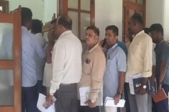 ಐಪಿಎಲ್ ಟಿಕೆಟ್‌ಗಾಗಿ ಸ್ಪೀಕರ್ ಕಛೇರಿ ಮುಂದೆ ಕ್ಯೂ ಹಚ್ಚಿದ ಶಾಸಕರ ಪಿಎಗಳು