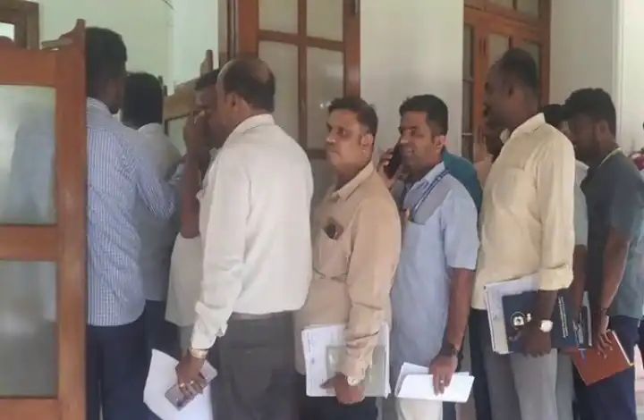 ಐಪಿಎಲ್ ಟಿಕೆಟ್‌ಗಾಗಿ ಸ್ಪೀಕರ್ ಕಛೇರಿ ಮುಂದೆ ಕ್ಯೂ ಹಚ್ಚಿದ ಶಾಸಕರ ಪಿಎಗಳು