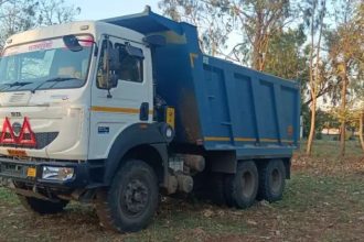 ಹಿಂಬದಿಯಿಂದ ಟಿಪ್ಪರ್ ಡಿಕ್ಕಿ : ಮಗನ ಕಣ್ಣೆದುರೇ ಮಗ ದುರಂತ ಸಾವು 