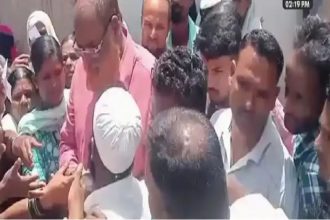 ಬಾಗಲಕೋಟೆಯಲ್ಲಿ ಉಪಚುನಾವಣೆ : ಮತದಾರರಿಗೆ ಹಣ ಹಂಚುತ್ತಿರುವ ವಿಡಿಯೋ ವೈರಲ್