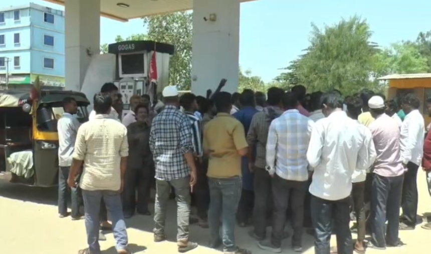 ಎಲ್ಪಿಜಿ ಬೆಲೆ ಏರಿಕೆ : ಗ್ಯಾಸ್ ಫಿಲ್ಲಿಂಗ್ ಬಂದ್ ಮಾಡಿ ಆಟೋ ಚಾಲಕರಿಂದ ಆಕ್ರೋಶ ಎಲ್ಪಿಜಿ ಬೆಲೆ ಏರಿಕೆ : ಗ್ಯಾಸ್ ಫಿಲ್ಲಿಂಗ್ ಬಂದ್ ಮಾಡಿ ಆಟೋ ಚಾಲಕರಿಂದ ಆಕ್ರೋಶ